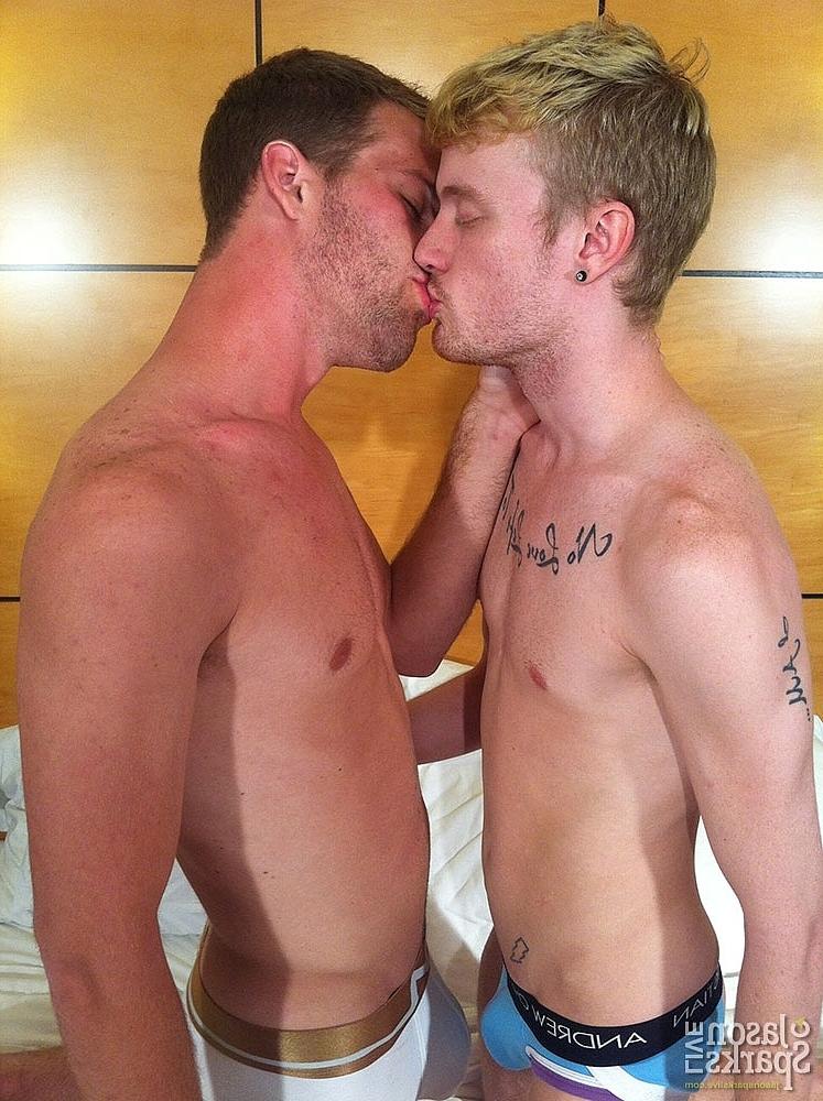 20P Die schwulen Liebhaber Jake Parker und Kip Ryker ficken in einer rauen Bareback-Szene