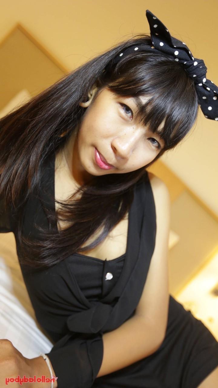 20P Ladyboy asiatique maigre Nut caresse sa bite poilue et reçoit une éjaculation faciale