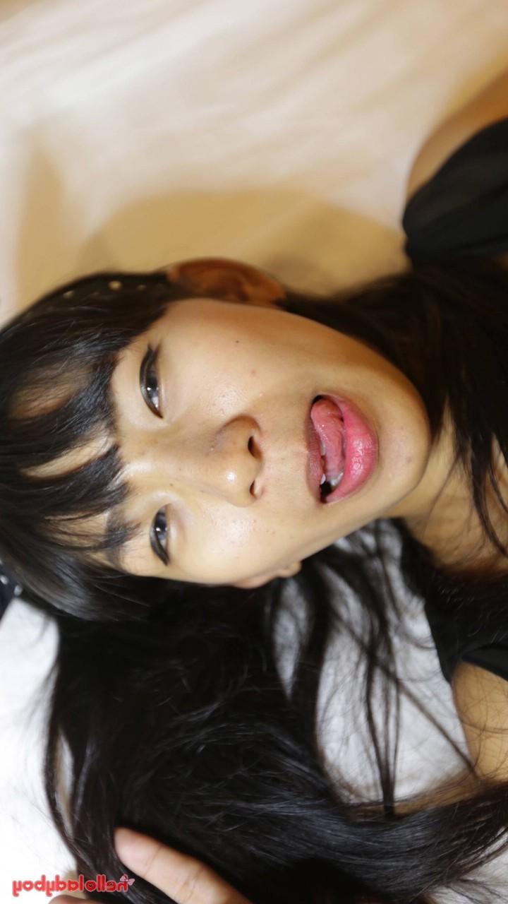 20P Ladyboy asiatique maigre Nut caresse sa bite poilue et reçoit une éjaculation faciale