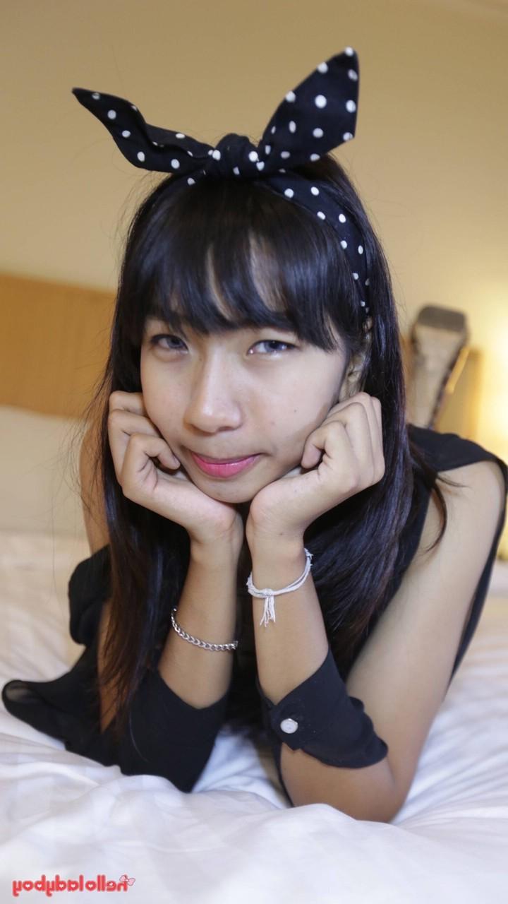 20P Ladyboy asiatique maigre Nut caresse sa bite poilue et reçoit une éjaculation faciale
