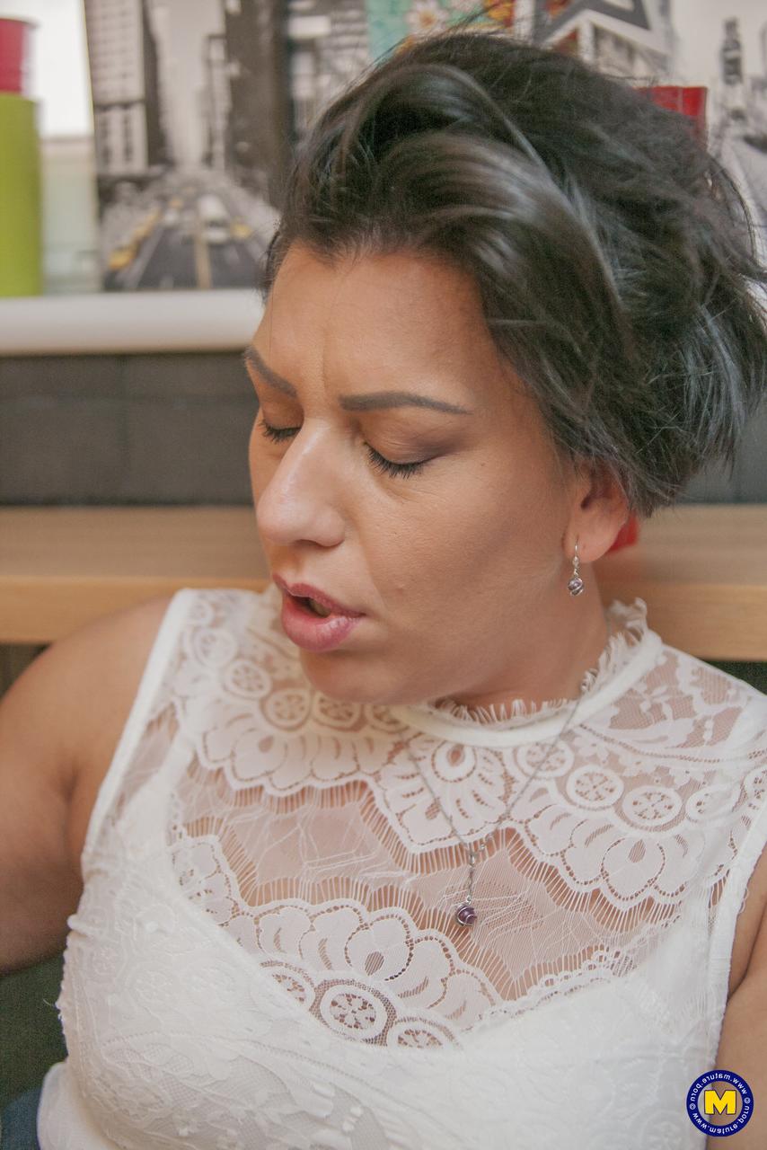 20P Checa MILF Aisha Bahadur e uma jovem ucraniana fazem um trio FFM fumegante