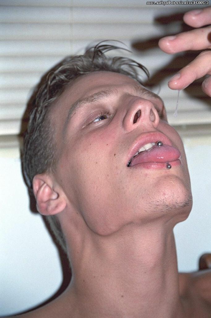 20P El guapo jovencito rubio Tim muestra su gran trasero antes de acariciar su dura polla