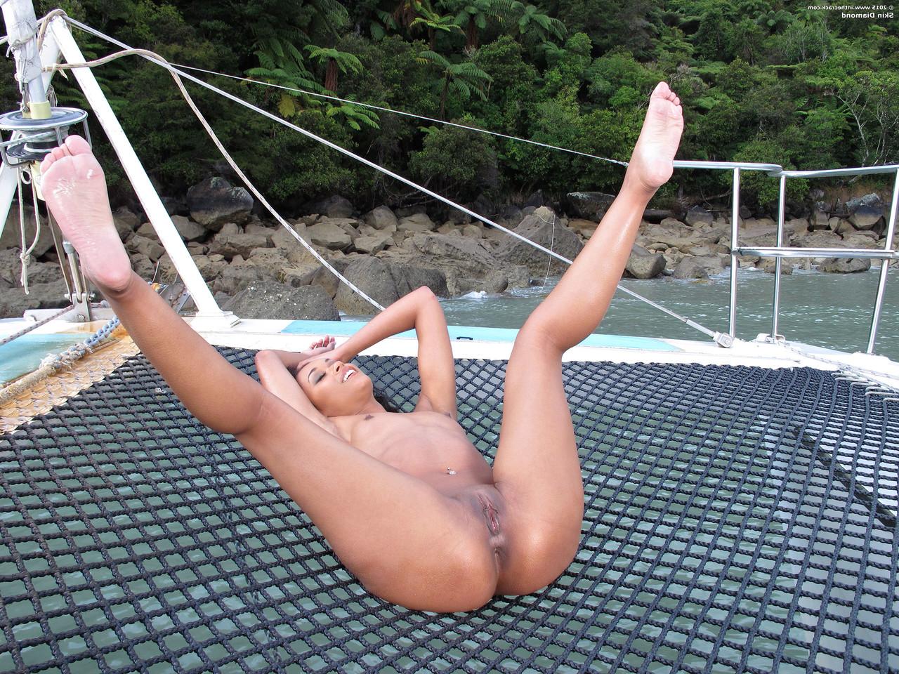 20P L'étourdissante ébène Skin Diamond se déshabille sur un yacht et montre son gros cul et son manchon chaud.
