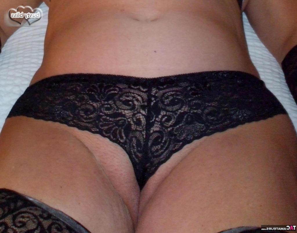 20P Die reife Frau Busty Bliss spreizt ihre Muschi, nachdem sie einen Penis geleckt hat