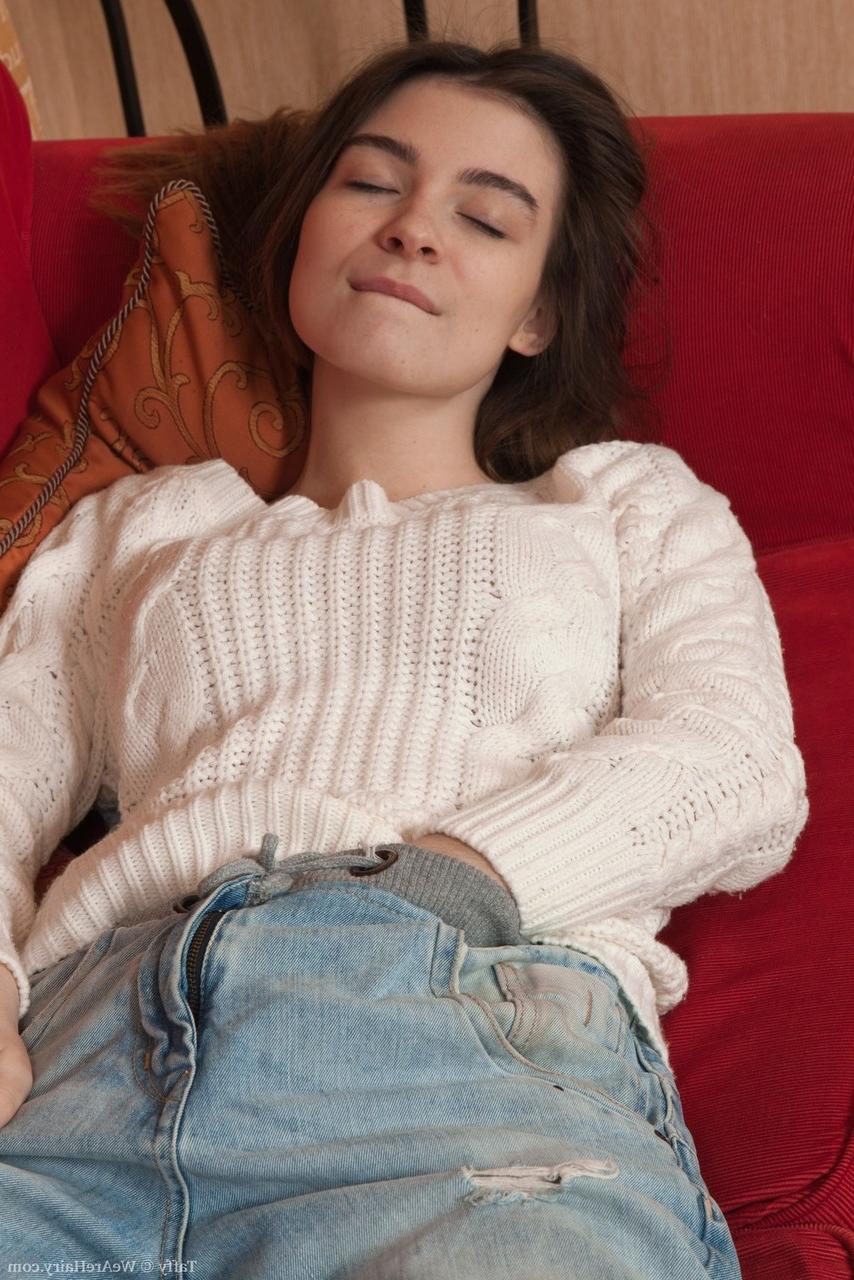 16P Adolescente amador Taffy tira jeans e calcinha para se masturbar totalmente natural