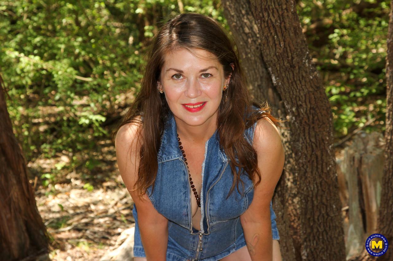 16P Mujer morena muestra su coño natural en un sendero en el bosque