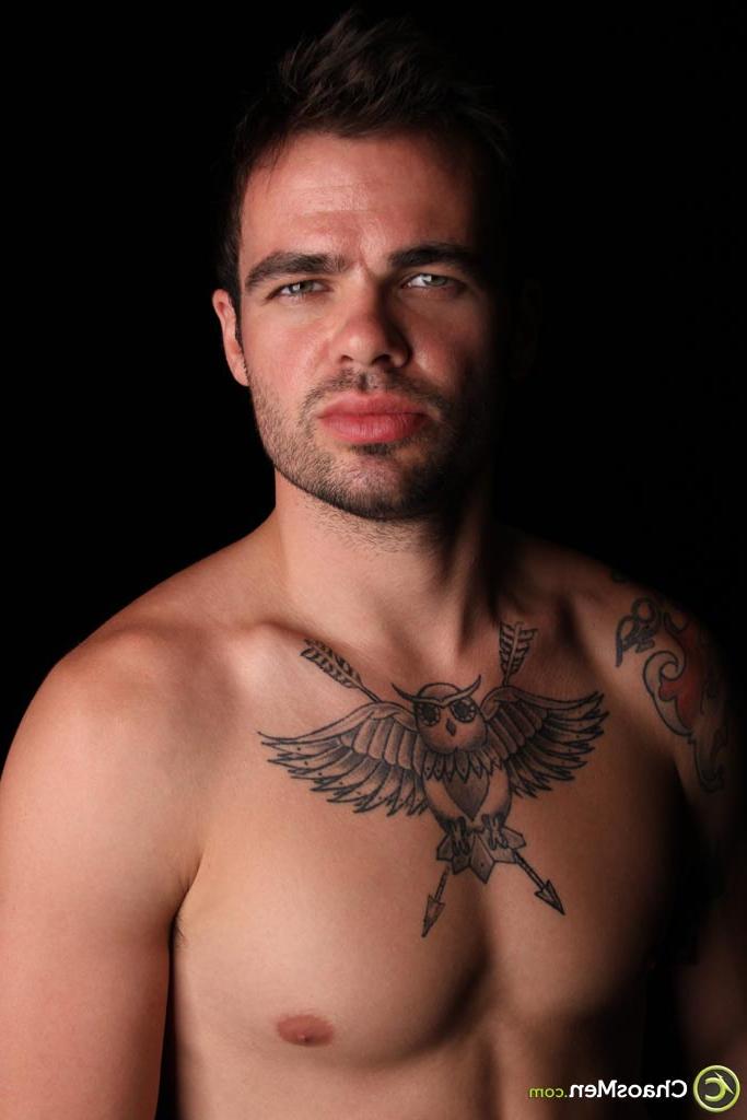 20P O pedaço gay tatuado Carver mostra seu corpo nu atlético e seu pau duro