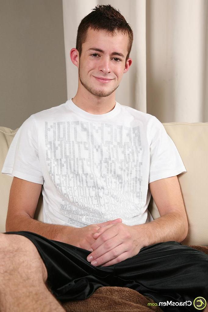 11P Garret gay maduro chupa o pau grande de seu twink até ele ejacular