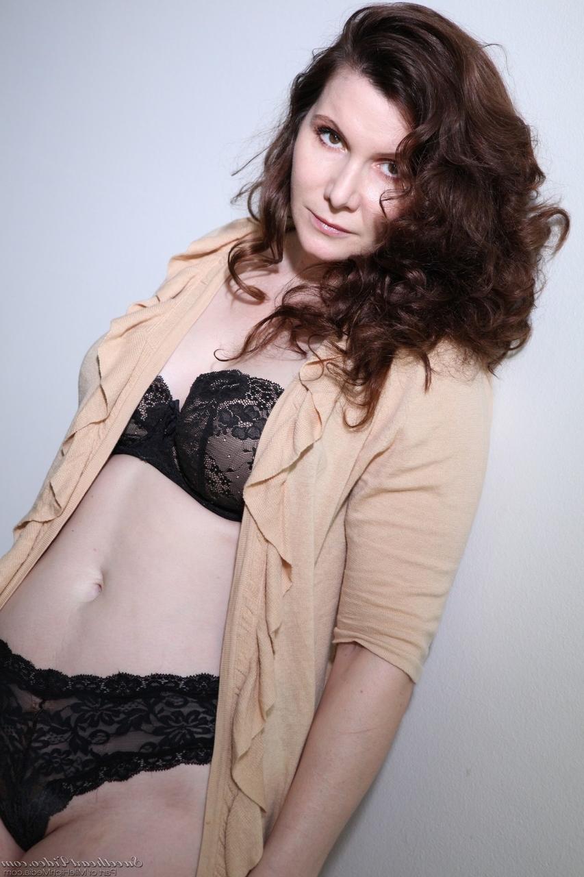 17P Magdalene St Michaels, femme mature, exposant son corps voluptueux.