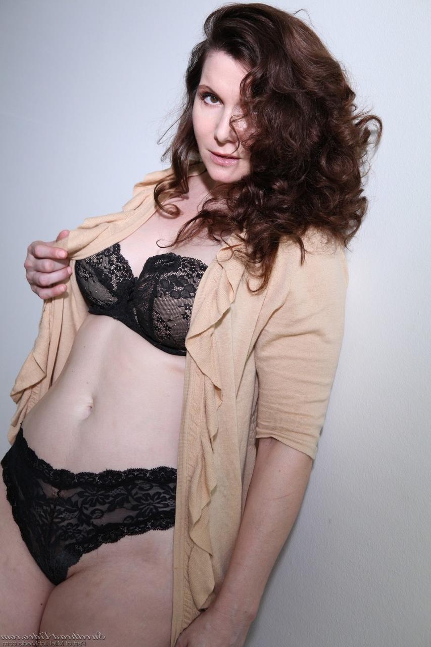17P Magdalene St Michaels, femme mature, exposant son corps voluptueux.