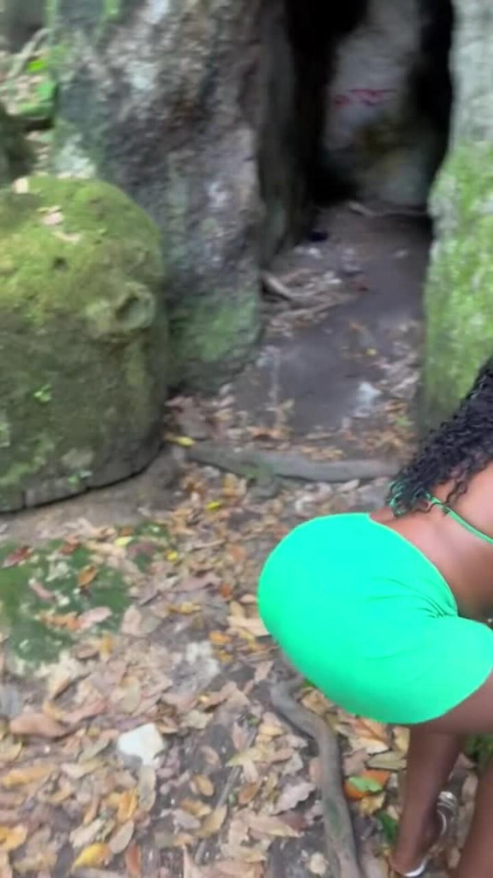 19P Latina amadora Luana exibe sua bunda incrivelmente redonda na praia