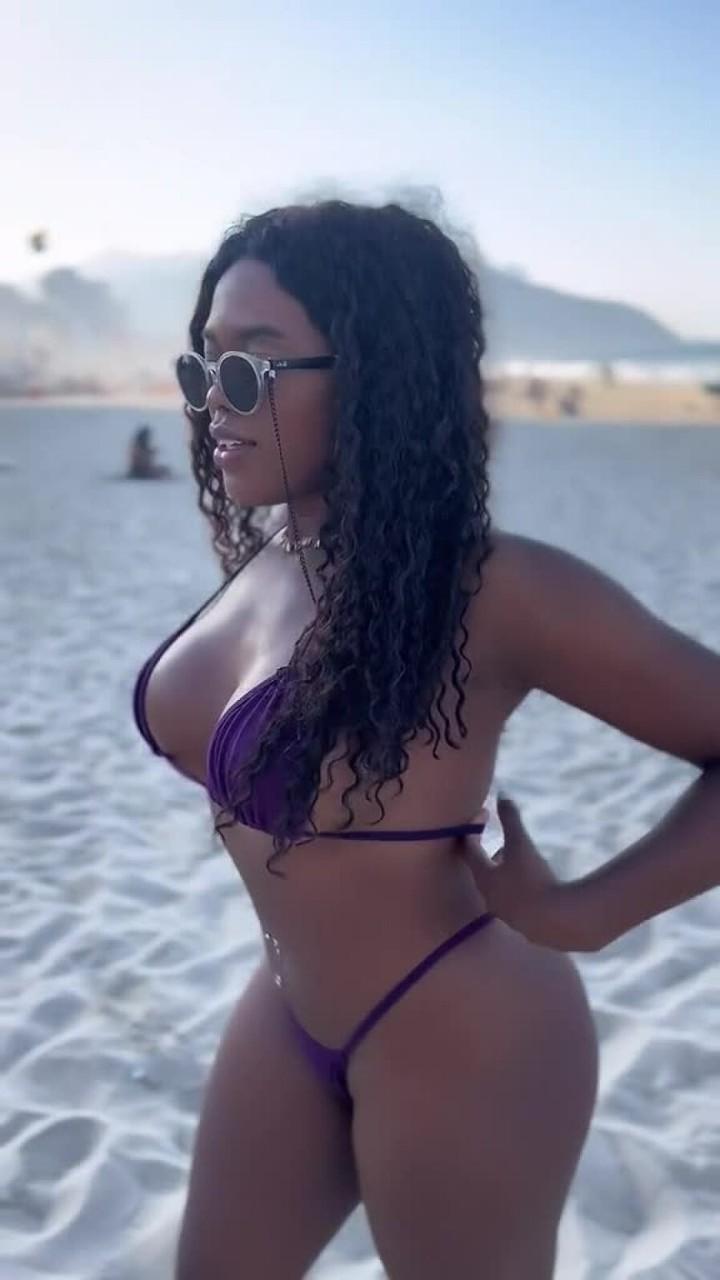 19P Latina amadora Luana exibe sua bunda incrivelmente redonda na praia