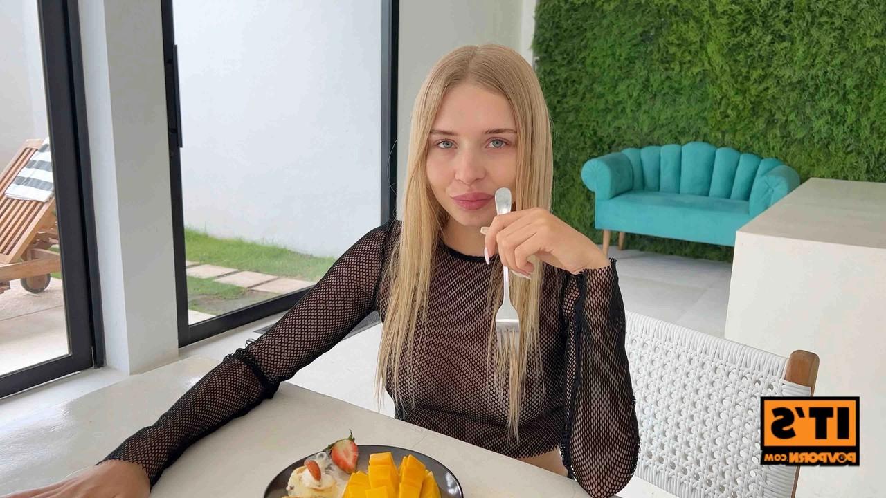 12P A deusa loira CaliforniaBabe fode a boca, os pés e a rata de perto