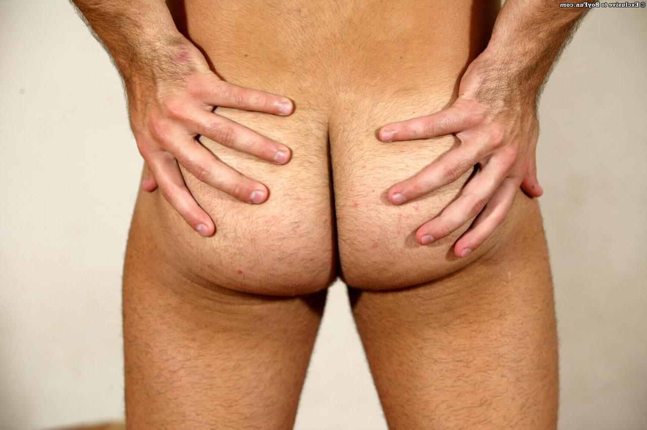 20P El hunky gay Wallace muestra su atlético cuerpo desnudo y se masturba