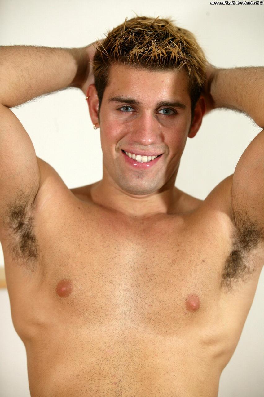 20P El hunky gay Wallace muestra su atlético cuerpo desnudo y se masturba