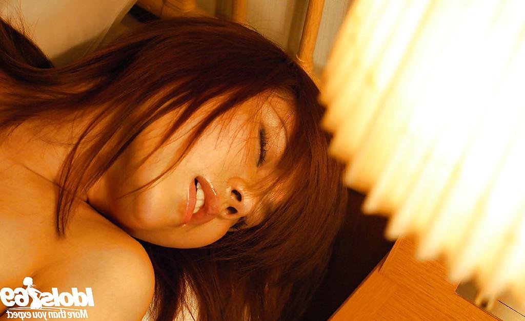 16P Doce asiática gata com boceta peluda Chikaho Ito posando na cama