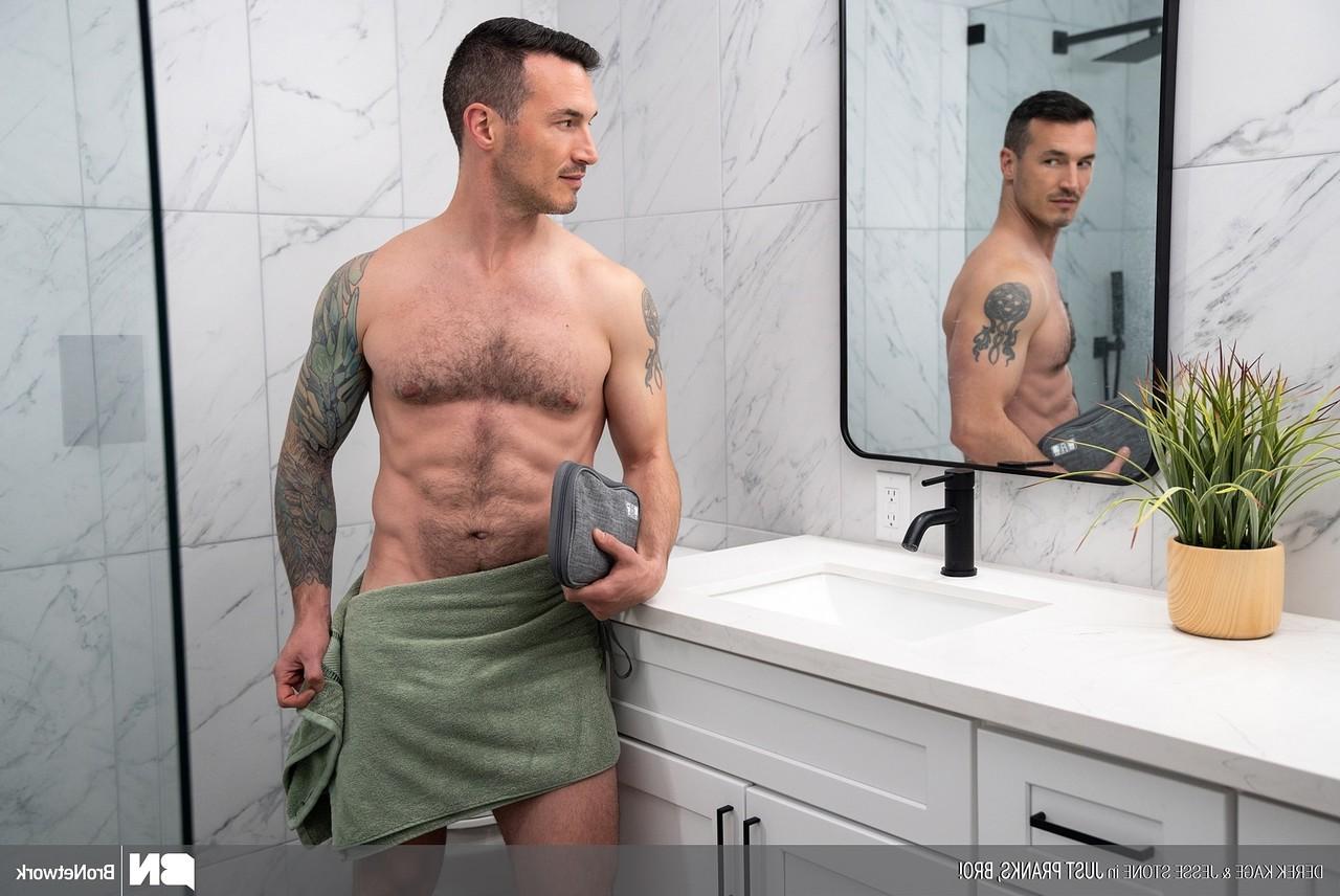 20P Derek Kage et Jesse Stone, bodybuilders gays coquins, baisent fort sur leur lit.