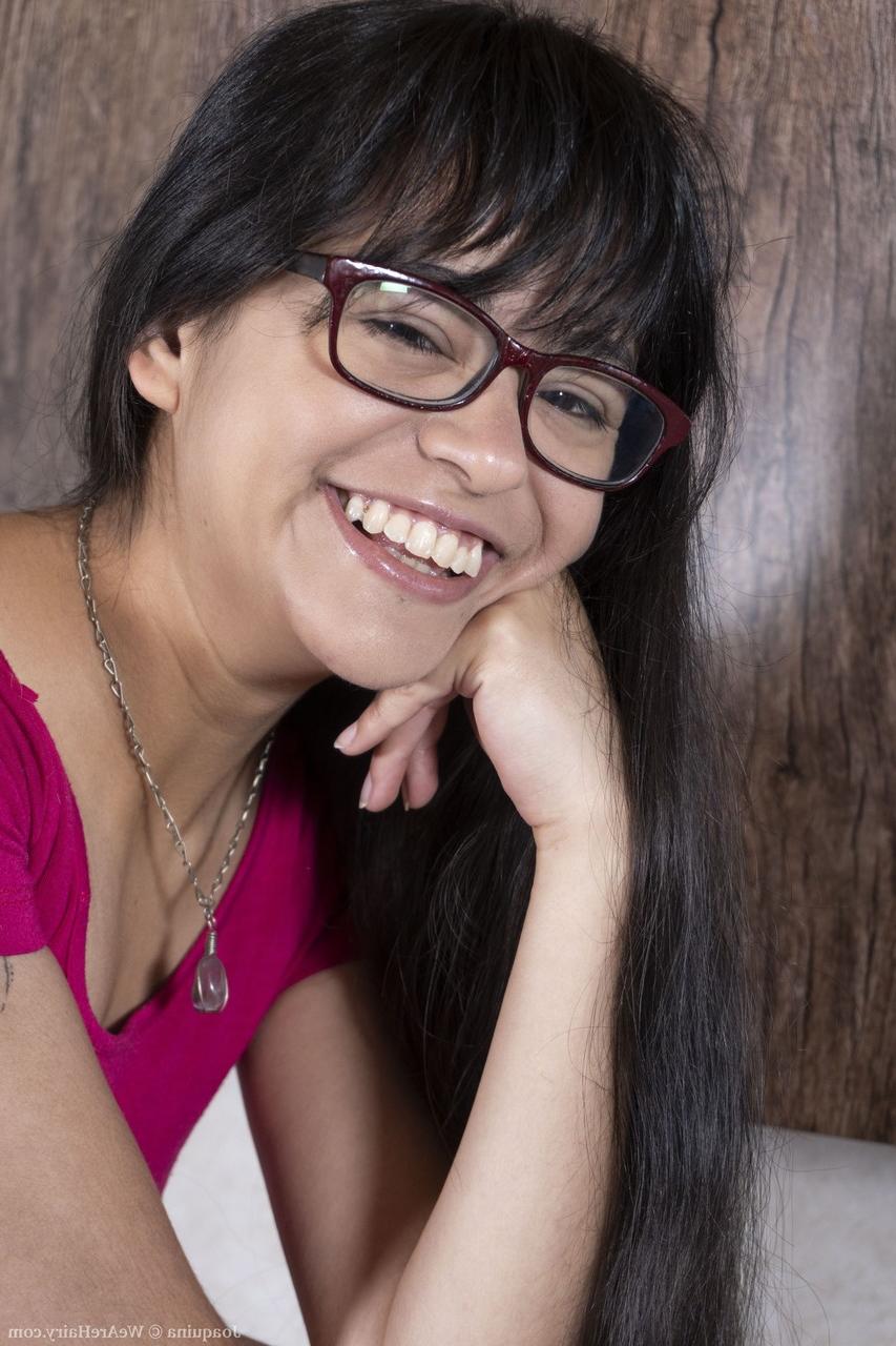 20P A fofa nerd de óculos Joaquina revela sua vulva peluda e faz poses na cozinha