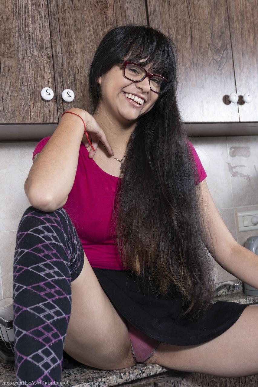 20P A fofa nerd de óculos Joaquina revela sua vulva peluda e faz poses na cozinha
