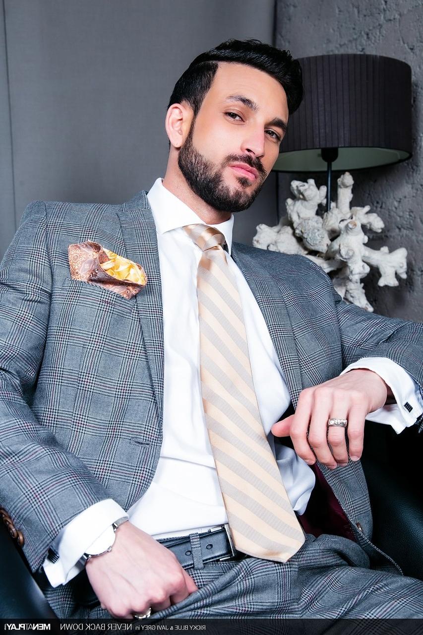 20P Gays excêntricos de terno Javi Gray e Ricky Blue fodem forte no sofá