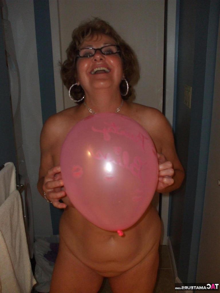 20P Mature lady models totally naked while playing with balloons
