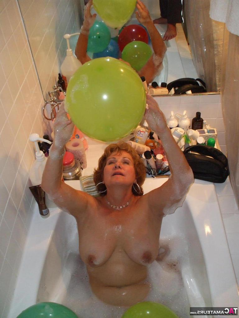 20P Mature lady models totally naked while playing with balloons