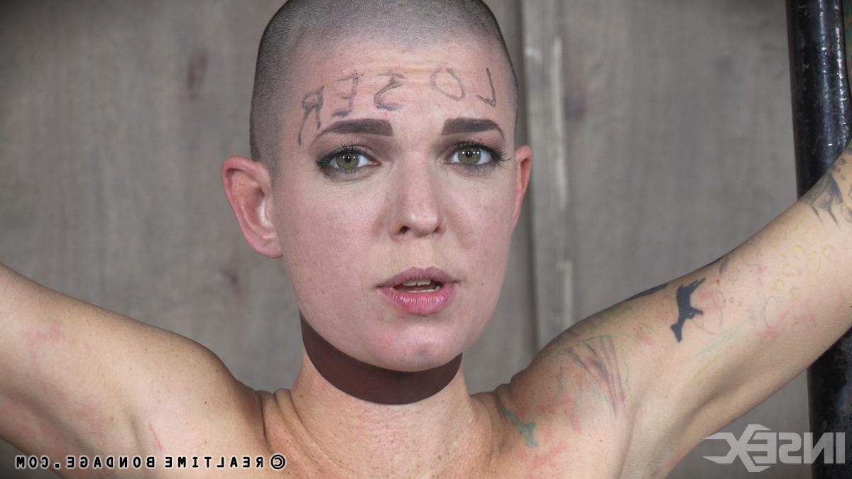 15P Rapariga branca com cabeça rapada Abigail Dupree é humilhada em cena de bondage