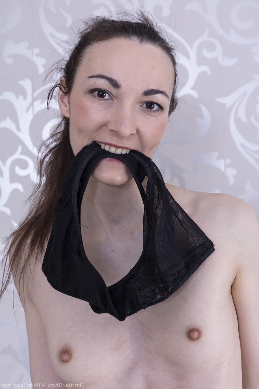 20P Christine Rivers, secrétaire aux petits seins, montre son corps et écarte sa chatte touffue.