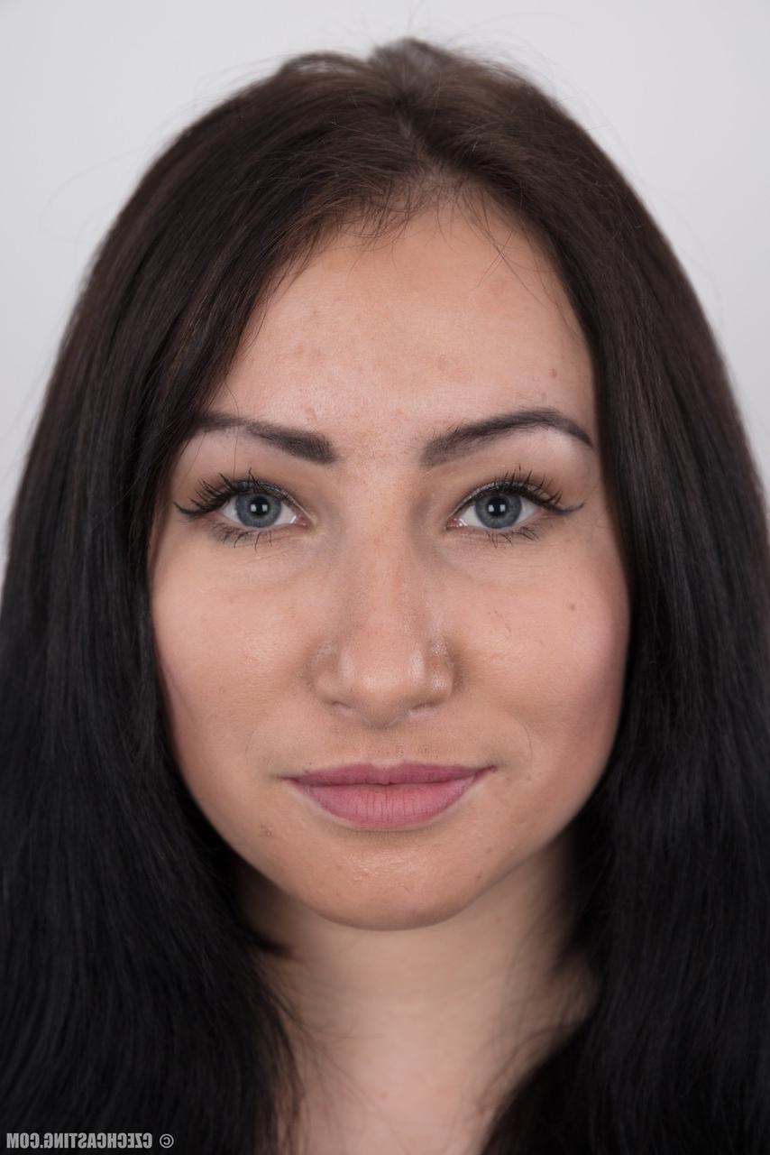 20P A garota de cabelos escuros Barbora fica totalmente nua pela primeira vez