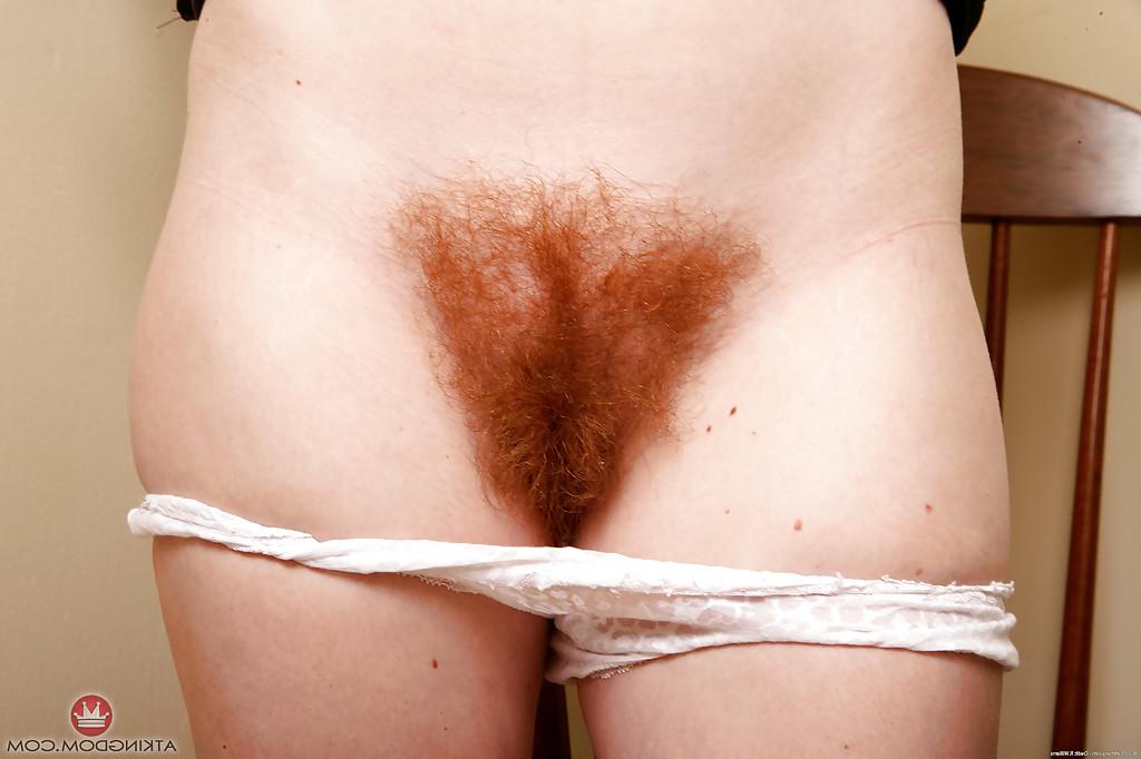 16P A pequena esposa ruiva Ana Molly puxando a calcinha para o lado para espalhar um arbusto peludo