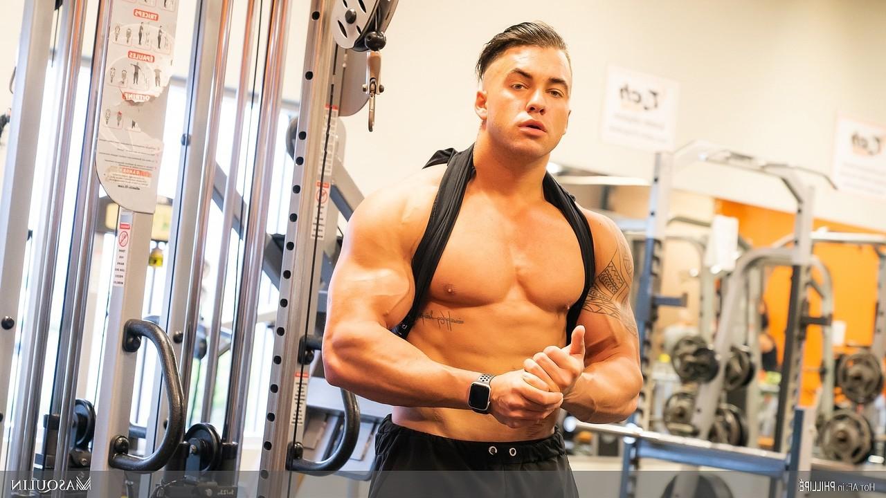 19P Bodybuilder Philippe Massa shows his muscular naked body & his suckable dick