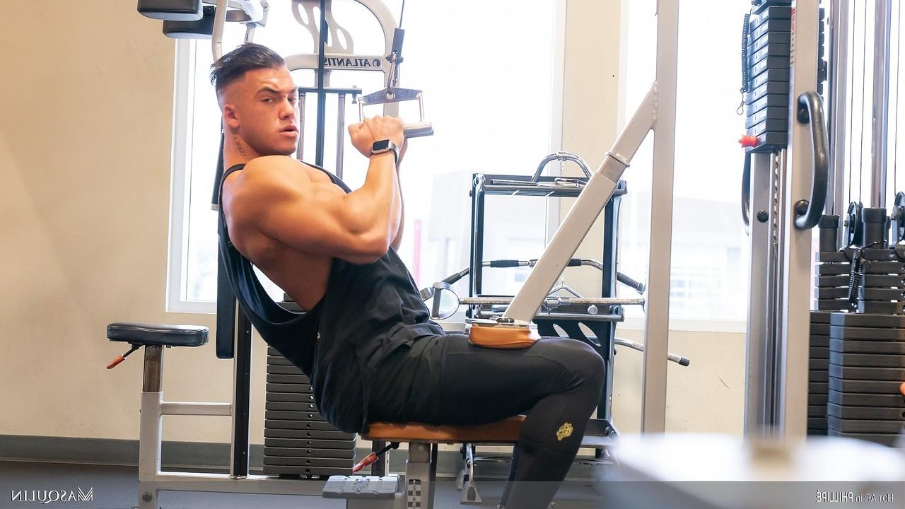 19P Bodybuilder Philippe Massa shows his muscular naked body & his suckable dick
