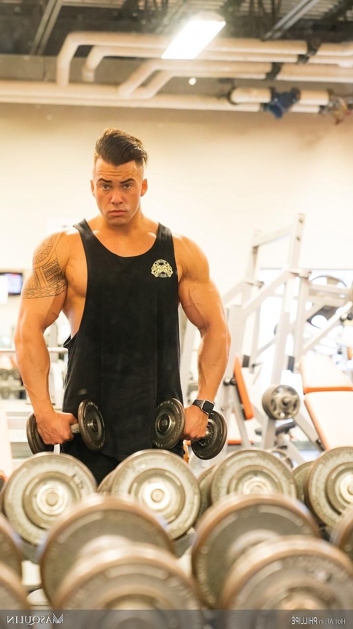 19P Bodybuilder Philippe Massa shows his muscular naked body & his suckable dick