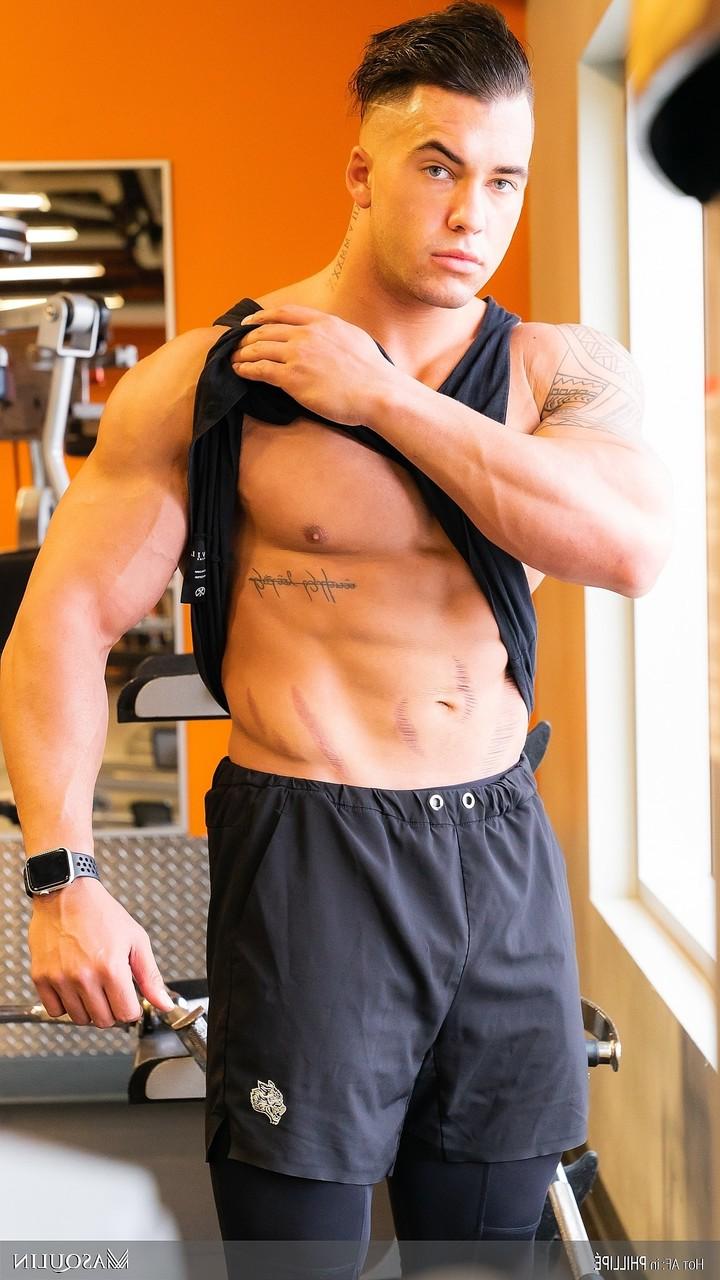 19P Bodybuilder Philippe Massa shows his muscular naked body & his suckable dick