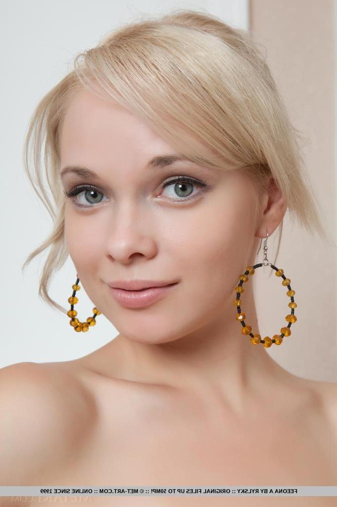 18P La superbe blonde Feeona A montre ses petits seins et sa chatte chauve en gros plan.