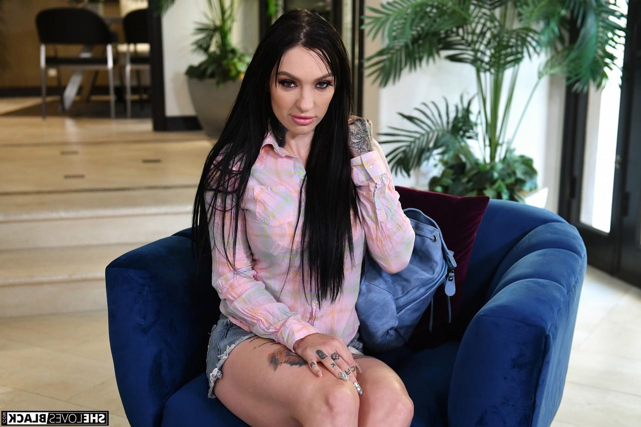 20P A beleza gótica com tinta Misha Montana monta uma BBC e bate uma punheta com os pés