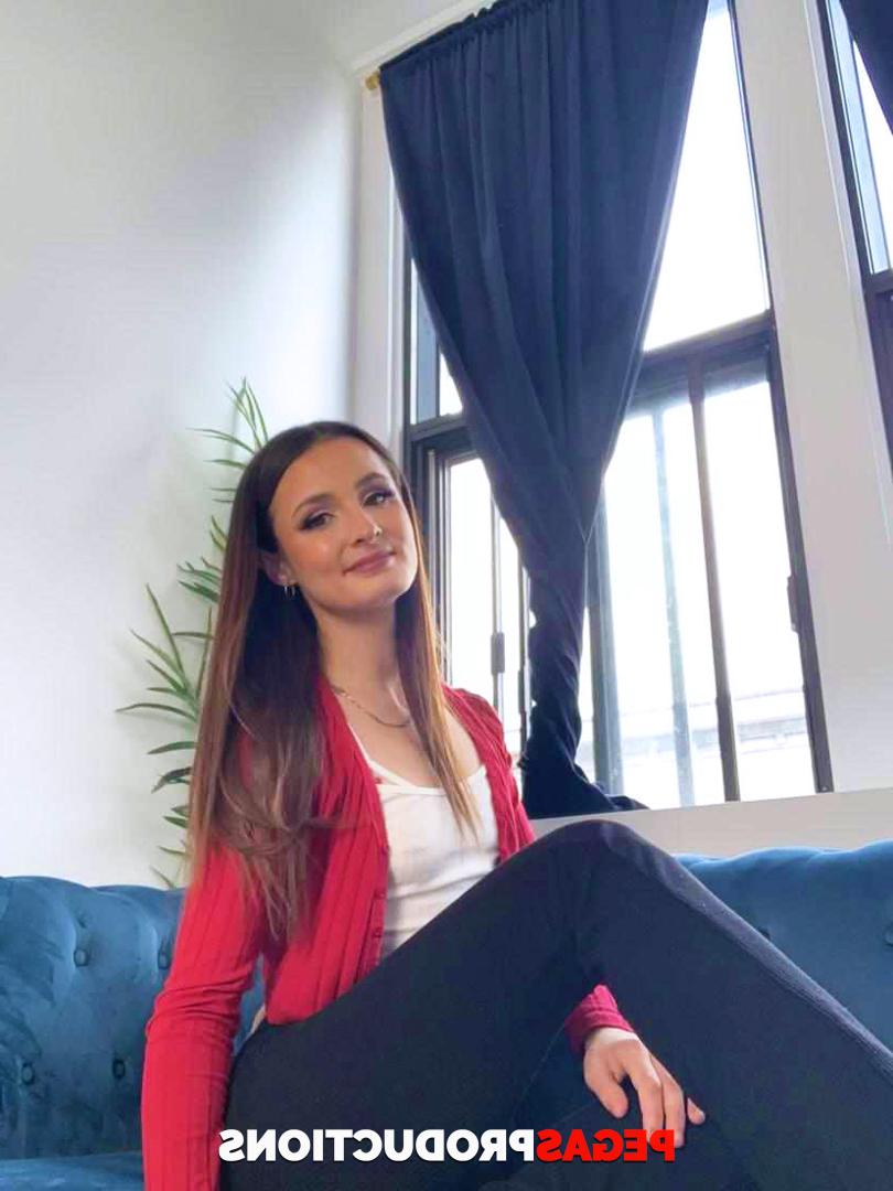 20P A linda adolescente Coco Ivy mostra seu espólio perfeito vestindo lingerie sexy