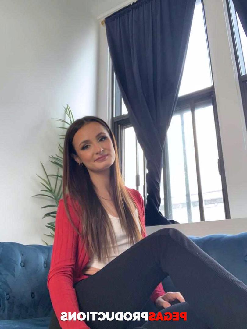 20P A linda adolescente Coco Ivy mostra seu espólio perfeito vestindo lingerie sexy