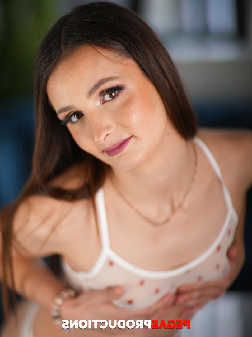 20P A linda adolescente Coco Ivy mostra seu espólio perfeito vestindo lingerie sexy