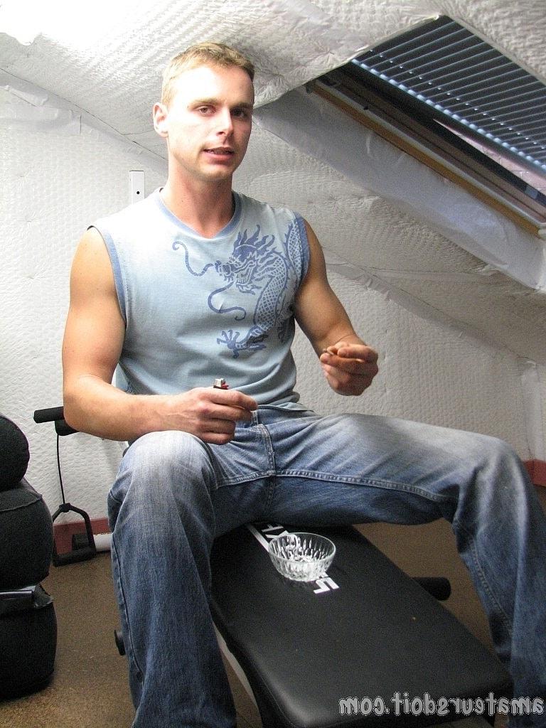 20P O musculoso Ed Buck brinca com seu pau peludo com um Fleshight depois de fumar