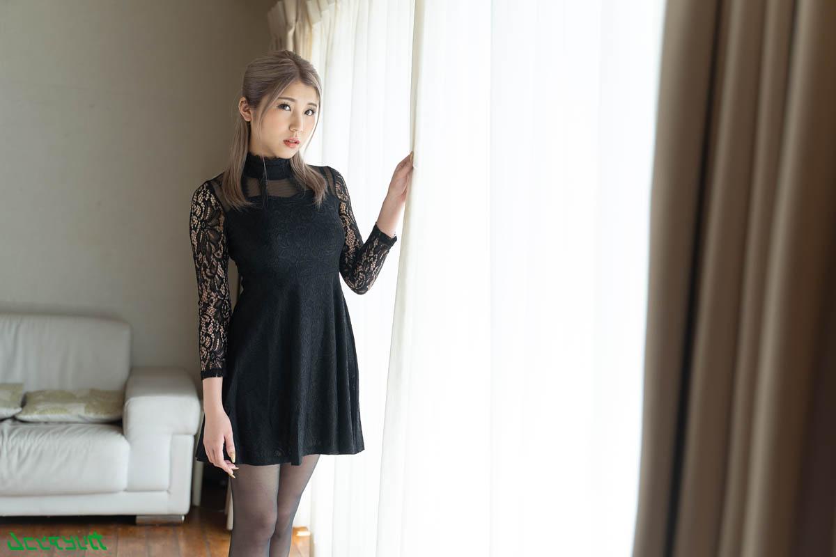 20P かわいい日本人美女柊レナがベッドの上で後背位で犯される