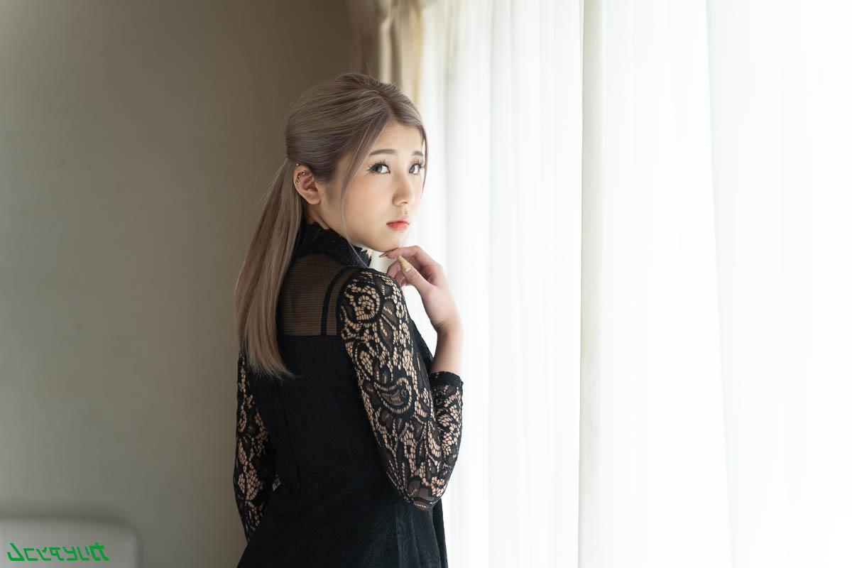 20P かわいい日本人美女柊レナがベッドの上で後背位で犯される