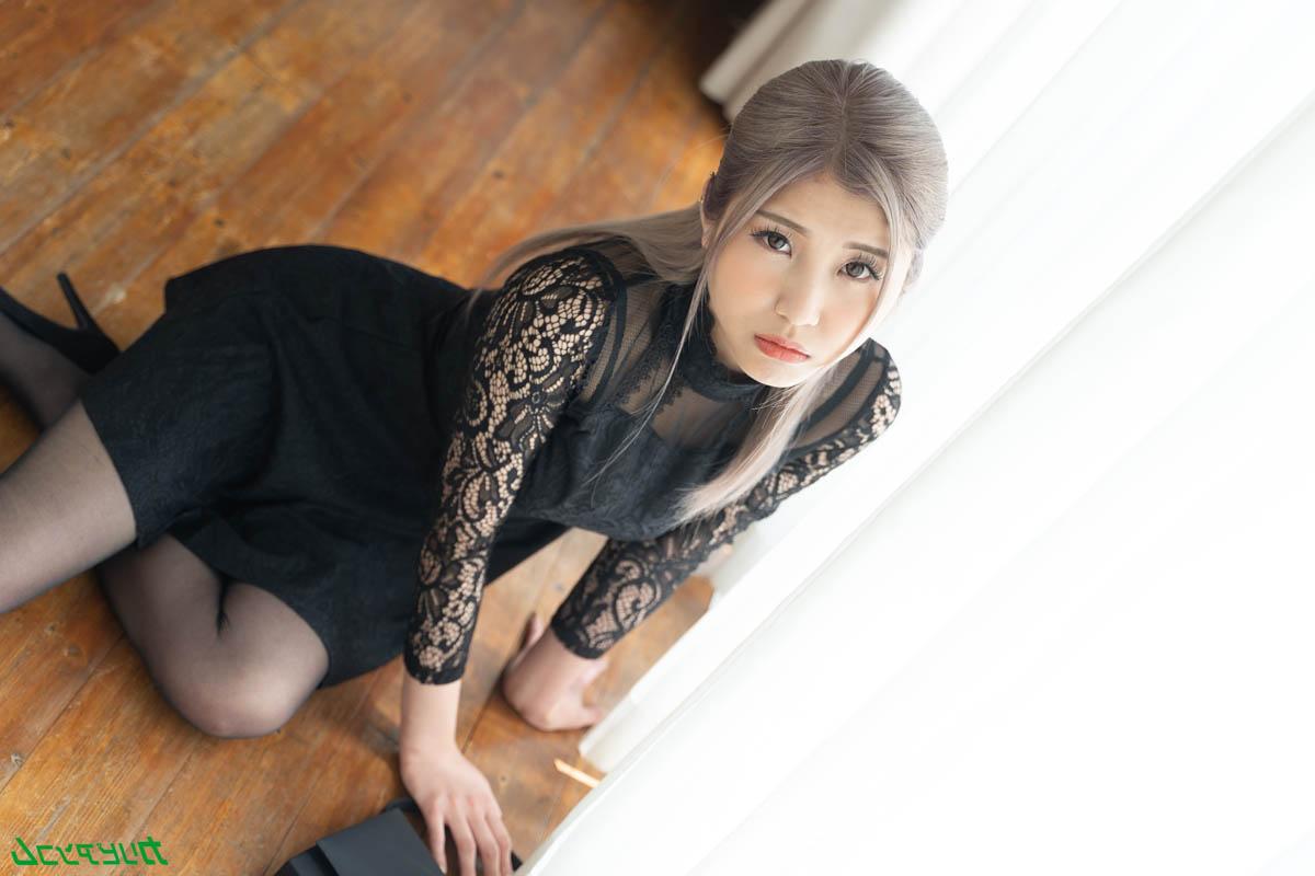 20P かわいい日本人美女柊レナがベッドの上で後背位で犯される