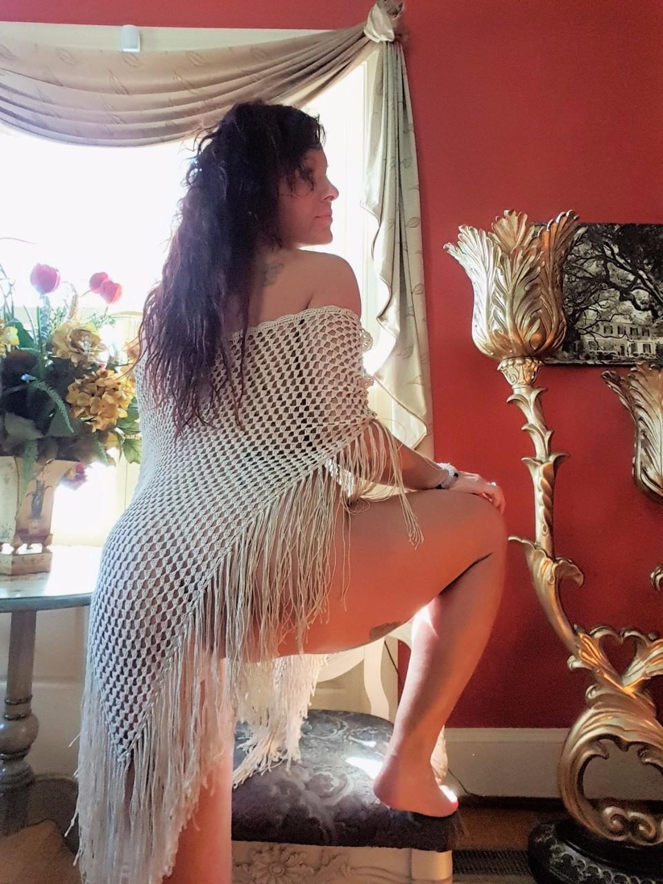 15P La sexy MILF italiana Lady Scarlet se pone sus sexys tacones plateados y posa