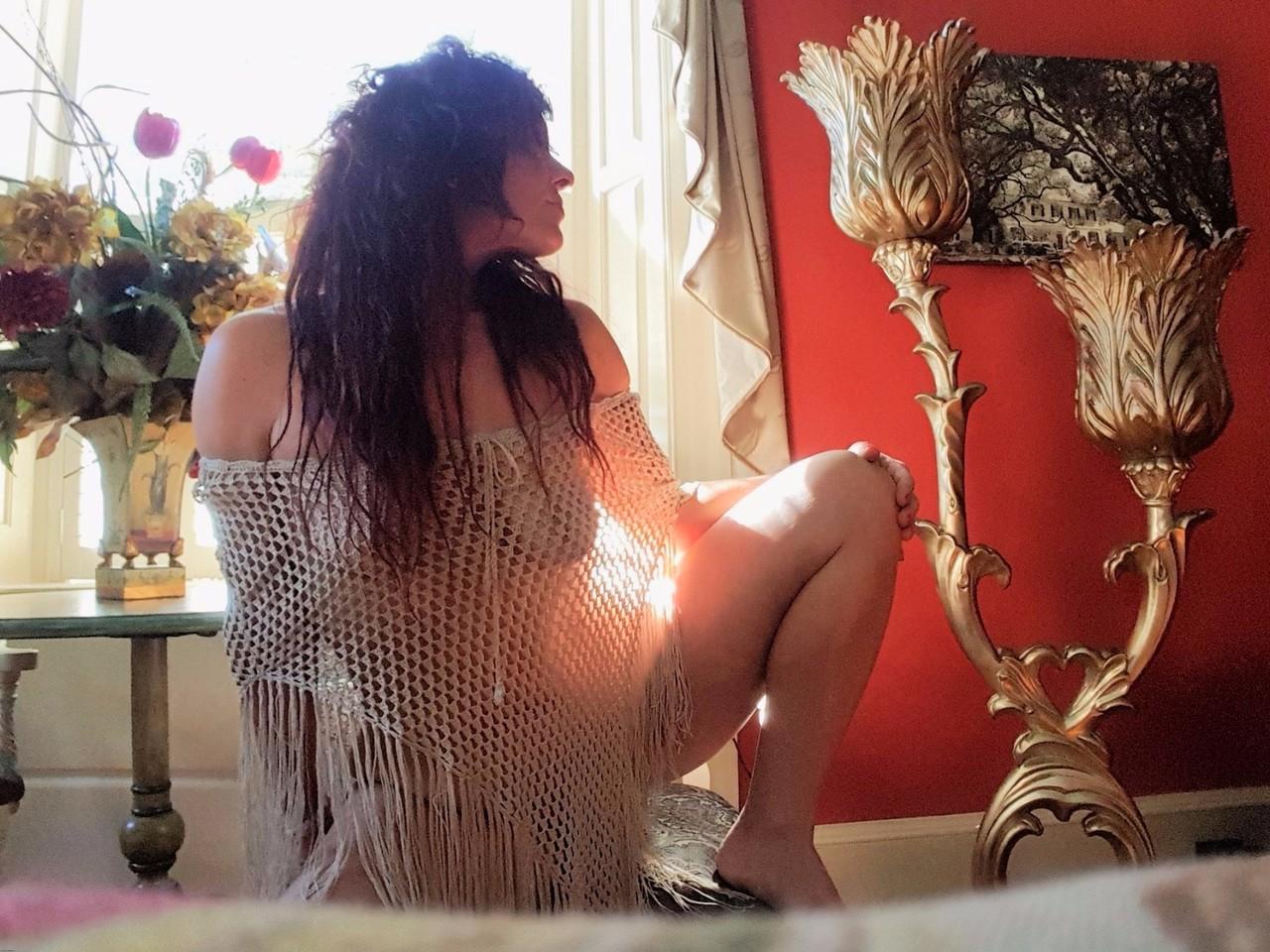 15P La sexy MILF italiana Lady Scarlet se pone sus sexys tacones plateados y posa