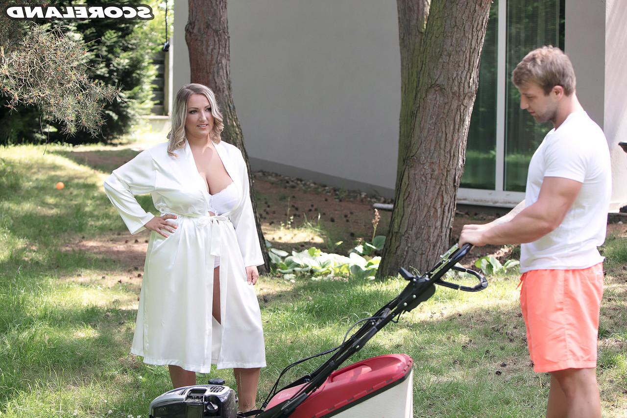 16P Blonde BBW Krystal Swift seduces a guy in hr robe and underthings