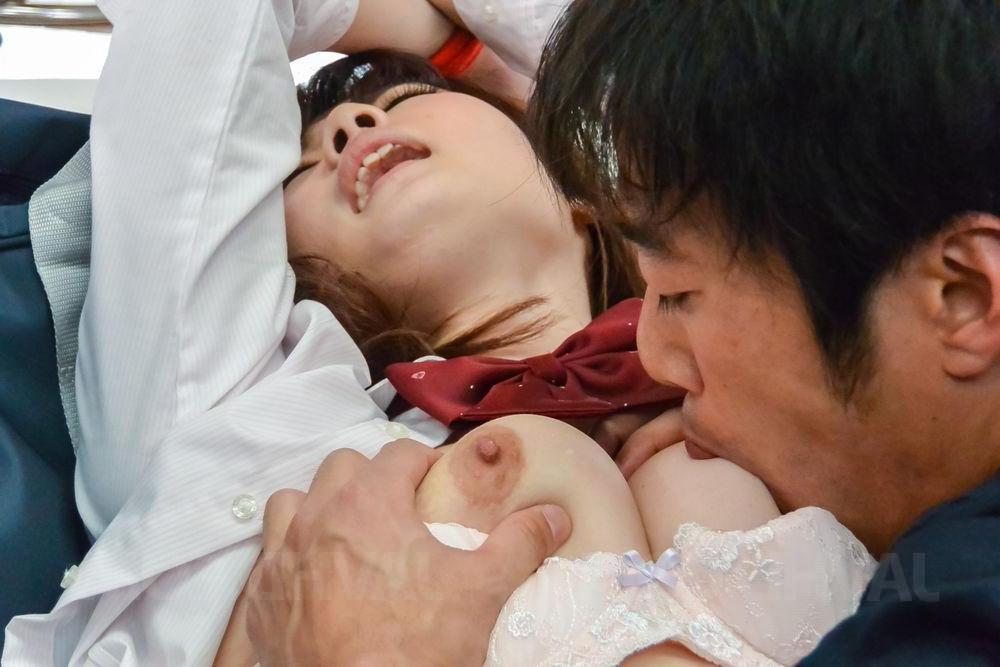 15P A estudante japonesa Maya Kawamura faz sexo buceta com boca em seu uniforme