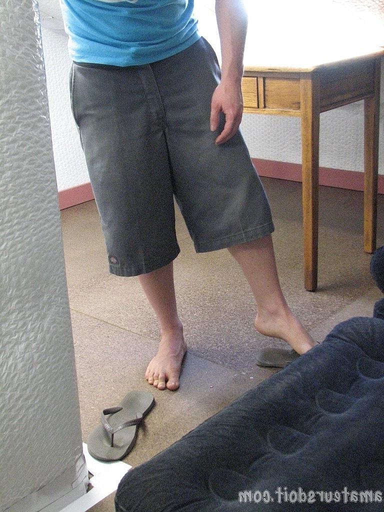 20P Der schwule Amateur mit Mütze Aden Job zeigt seinen Schwanz und wichst ihn in einem Solo