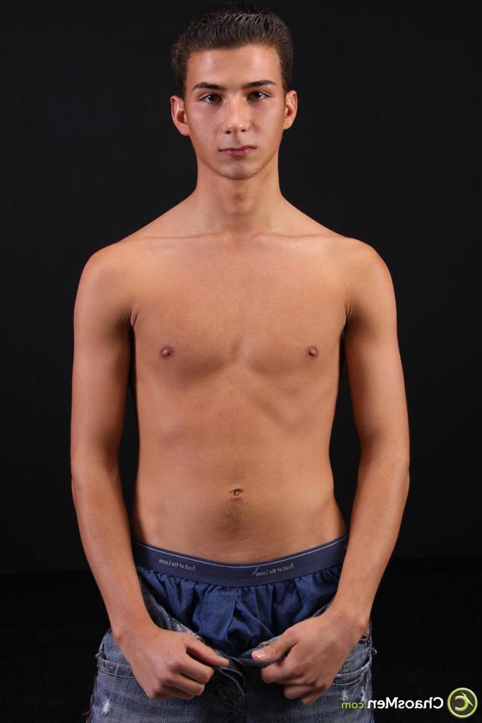 20P O gay fofo Jessy tira a calça jeans e a camisa e brinca com seu pau duro