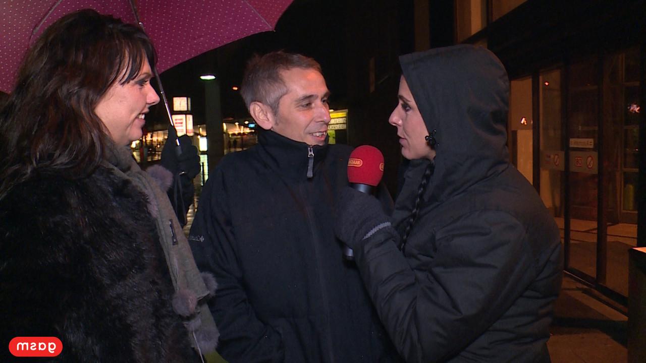 15P A loira madura Lana Vegas sopra um garanhão em um trio oral FFM